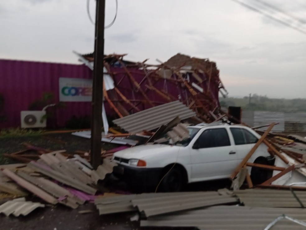 Destelhamento atingiu carro no Jardim Humberto Salvador, em Presidente Prudente (SP) — Foto: Maurício Marcos Bezerra