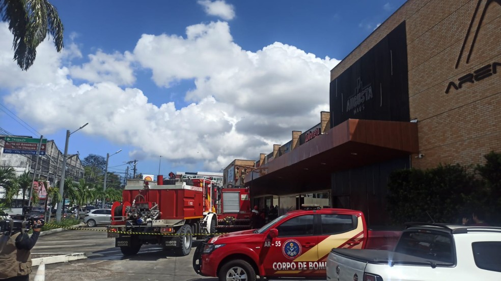 Incêndio iniciou em hamburgueria, em Manaus. — Foto: Karla Melo/Rede Amazônica