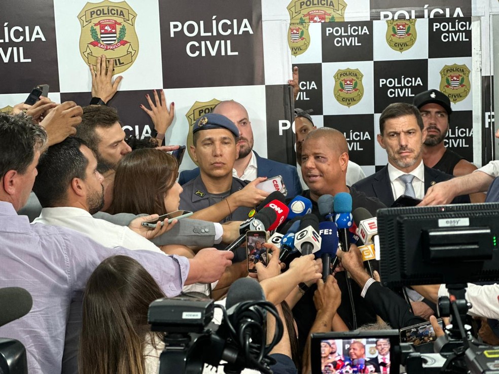 Marcelinho Carioca fala com a imprensa após prestar depoimento em São Paulo — Foto: TV Globo