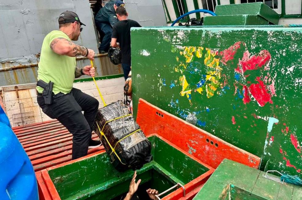 Drogas apreendidas no Atlântico pela PF e Marinha somam 3 toneladas de cocaína estavam em barco pesqueiro — Foto: PF e Marinha/Divulgação