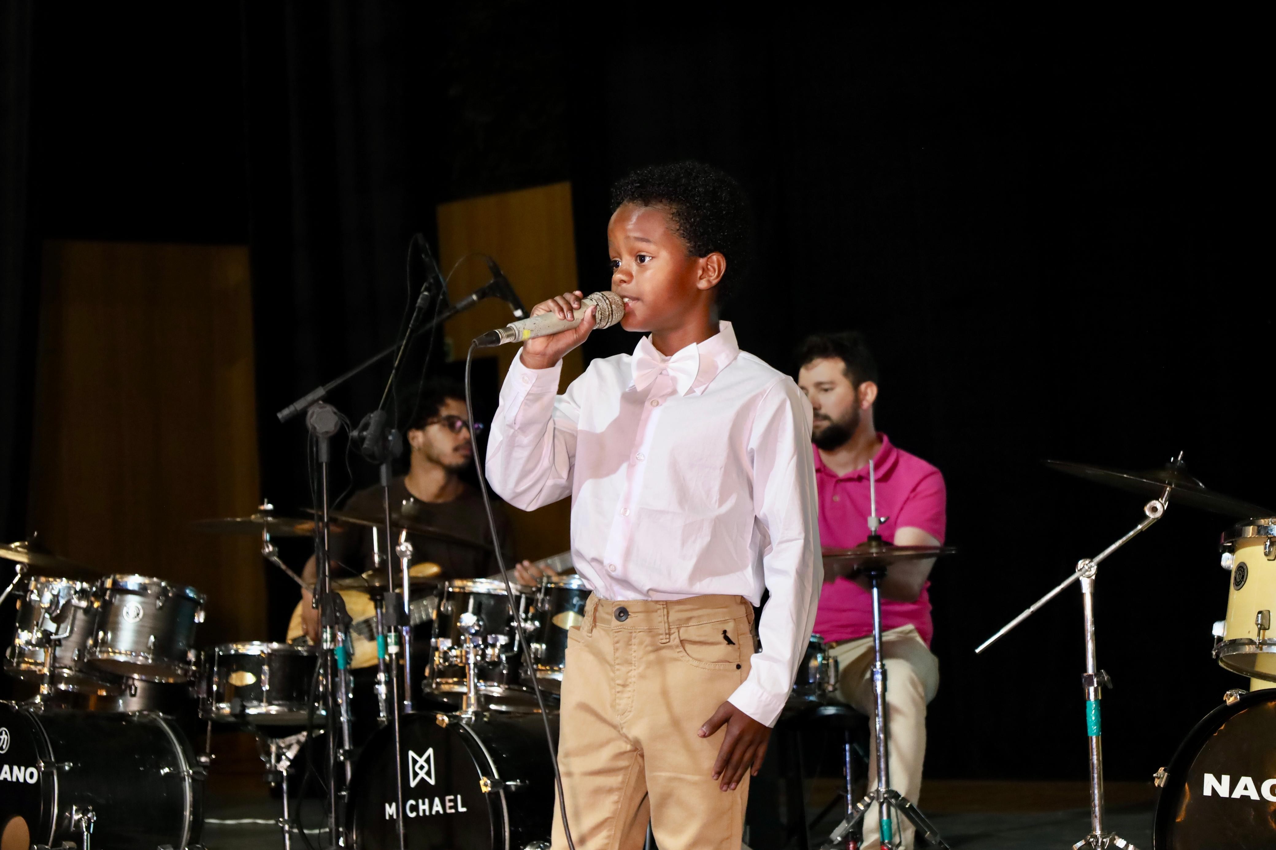 Menino de 11 anos de Marabá, no Pará, viraliza ao cantar 'Oh Happy Day' e conquista fãs pelo Brasil