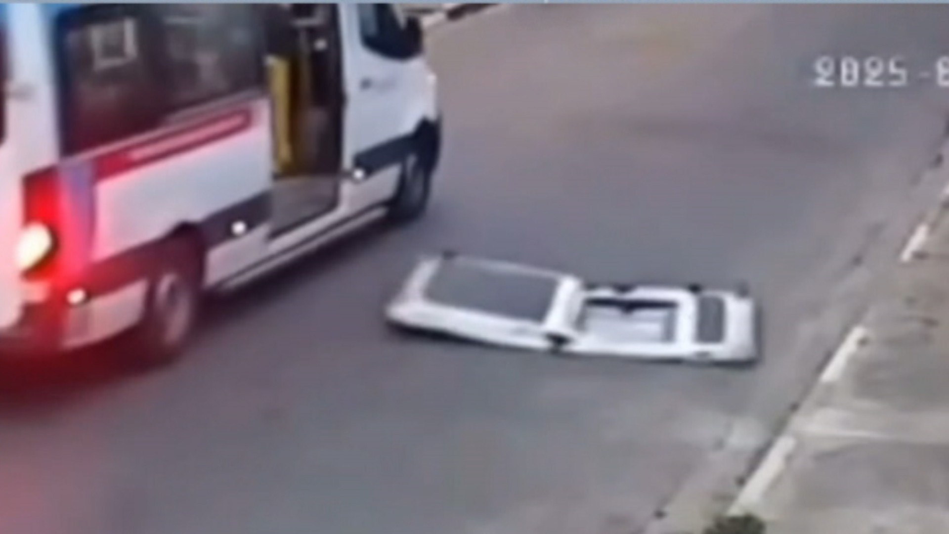 VÍDEO: porta de van cai durante transporte de passageiros na Grande SP