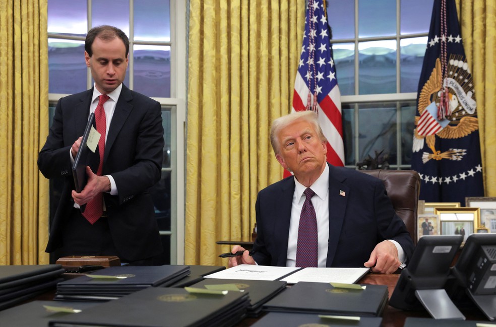 Trump assina decretos — Foto: Carlos Barria/Reuters