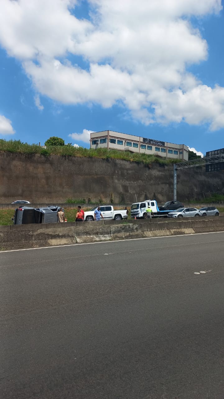 Batida entre dois carros deixa trânsito intenso na Rodovia Dom Pedro, em Campinas