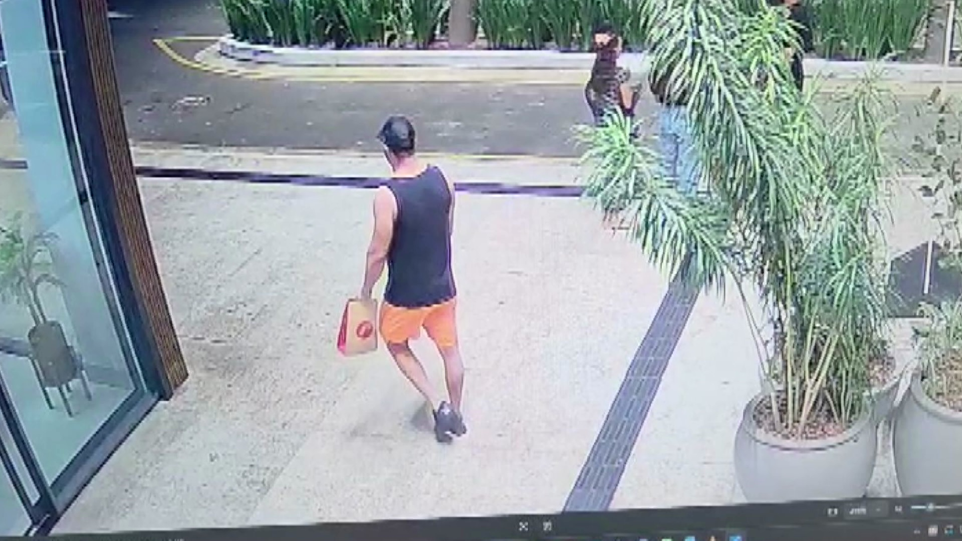 Suspeito abandonou carro de cabeleireira morta em Uberaba e entrou em shopping no interior de SP; VÍDEO