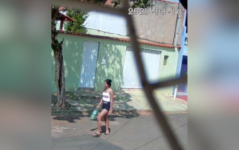 Imagens de câmera de segurança mostram Larissa saindo de sua casa em Tatuí — Foto: Arquivo pessoal/Cleri Aparecida Cunia