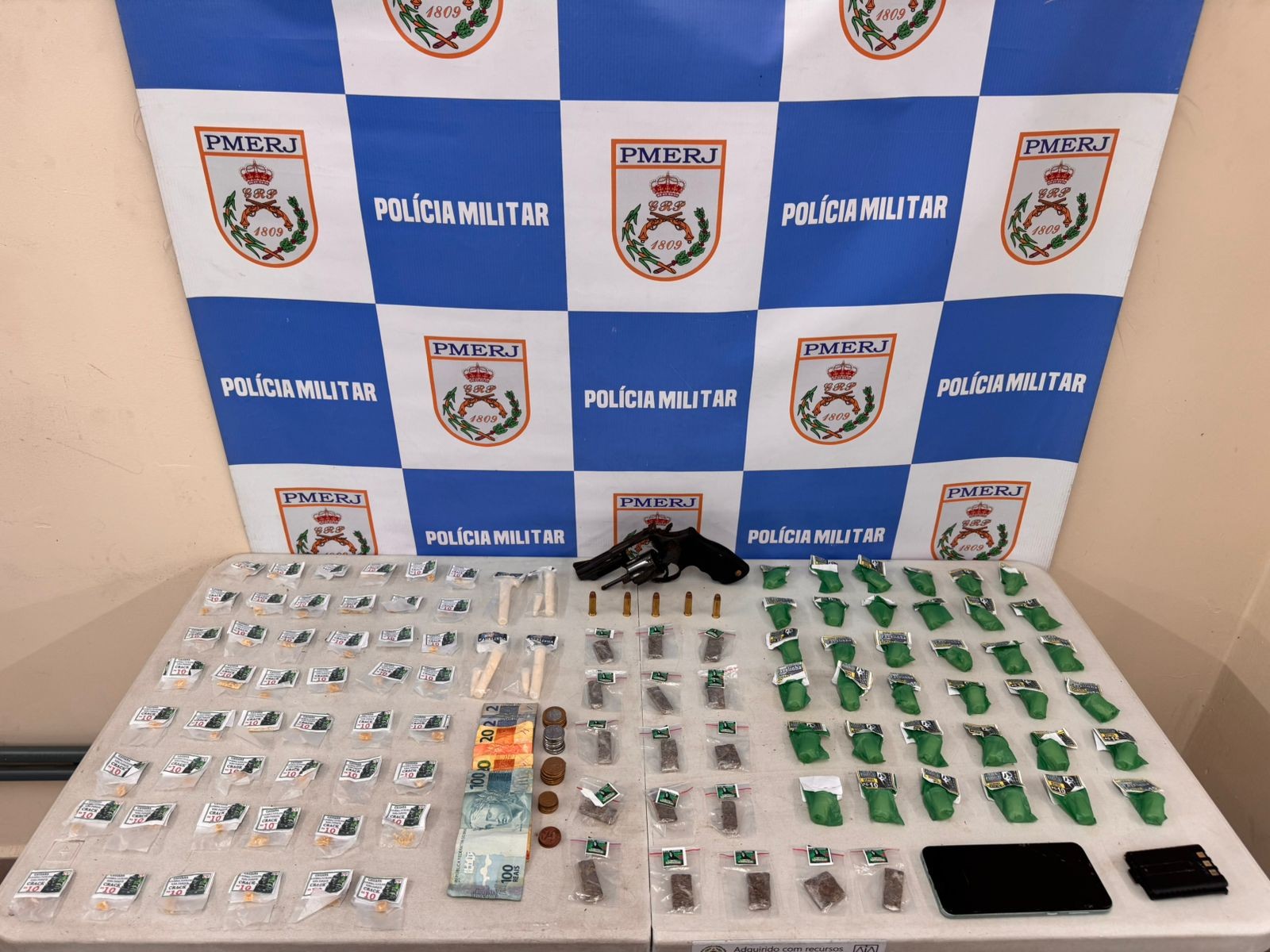 Adolescente é apreendida por suspeita de tráfico de drogas em Volta Redonda