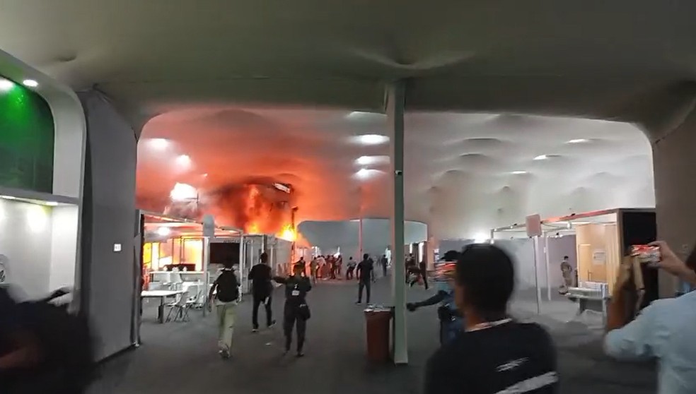 Um incêndio foi registrado nesta quinta-feira (20) em um dos pavilhões da COP30. Pessoas que não estavam no local estão sendo retiradas por ordem de segurança. — Foto: Hélio/TV Globo