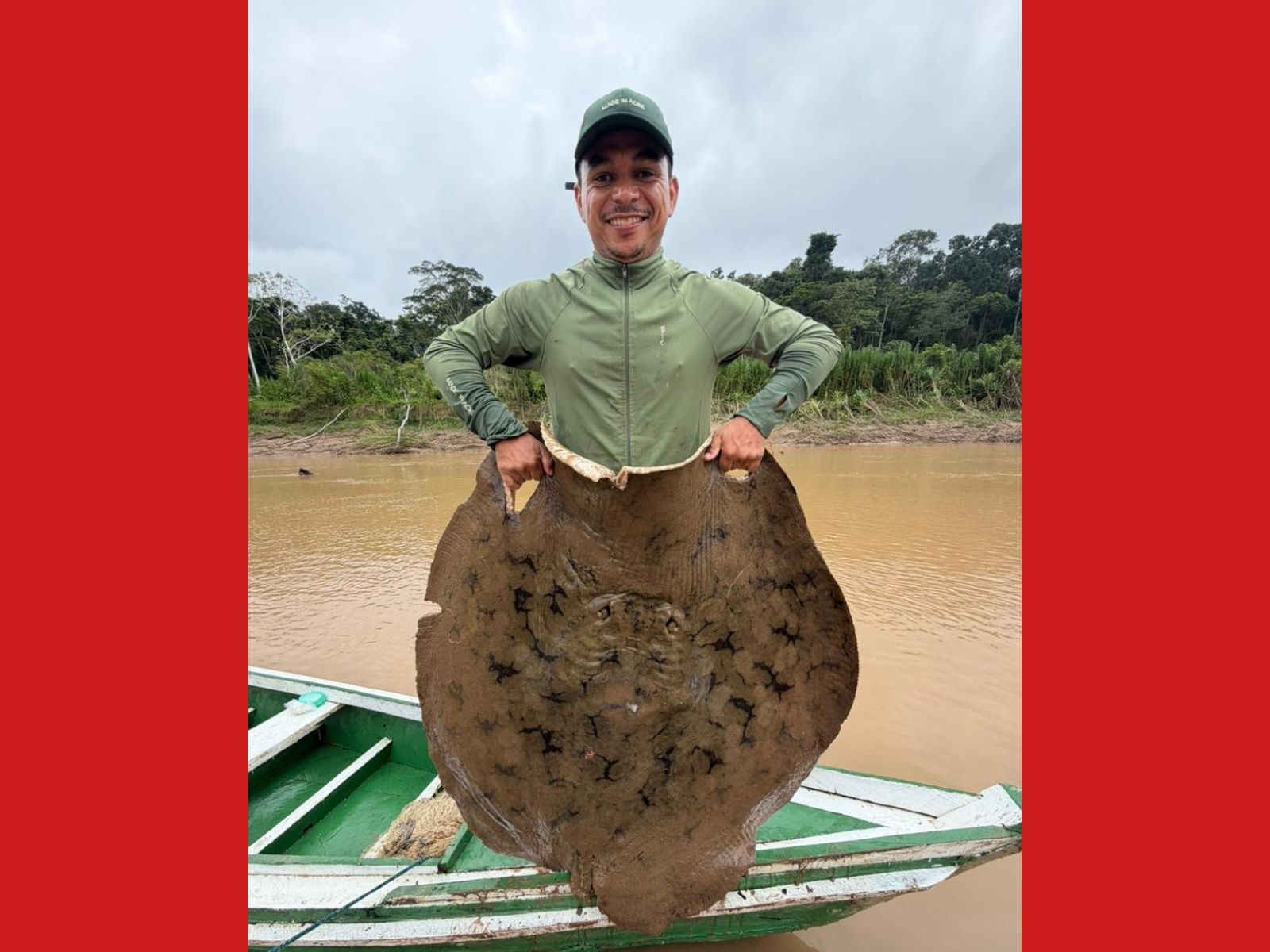 Pescador pega arraia ameaçada de extinção em rio no Acre: 'História para contar aos filhos e netos'