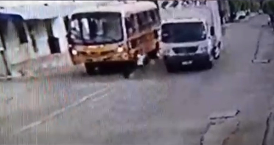 Criança de 7 anos atravessa rua correndo e é atingida por caminhão, no interior do Ceará; vídeo