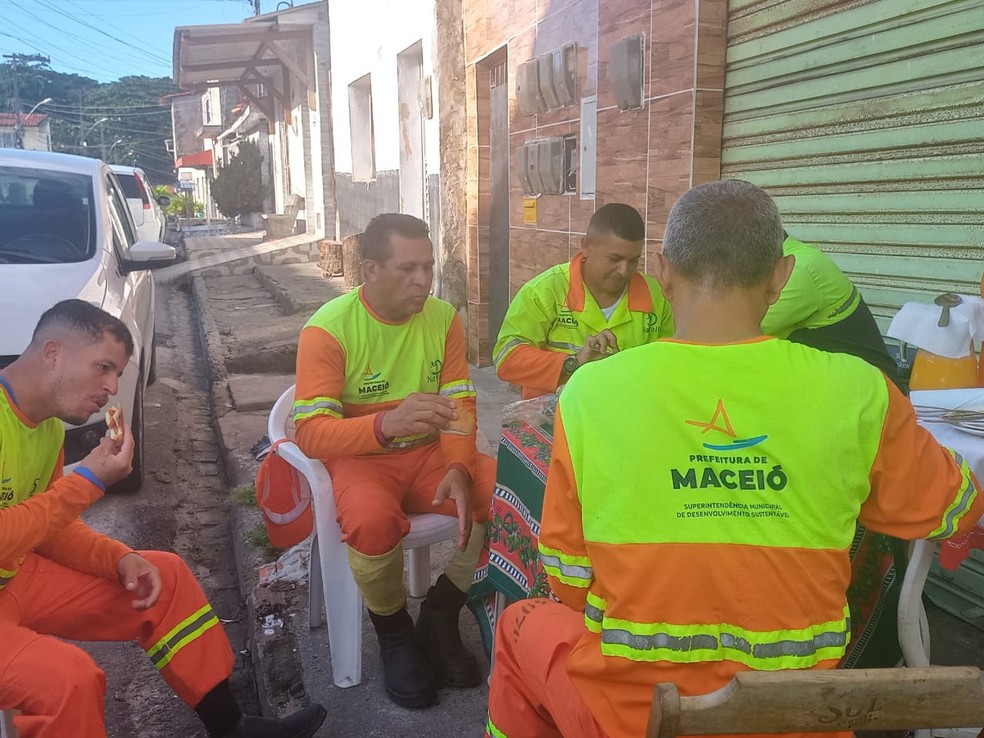Equipe de garis já é conhecida das moradoras — Foto: Arquivo pessoal