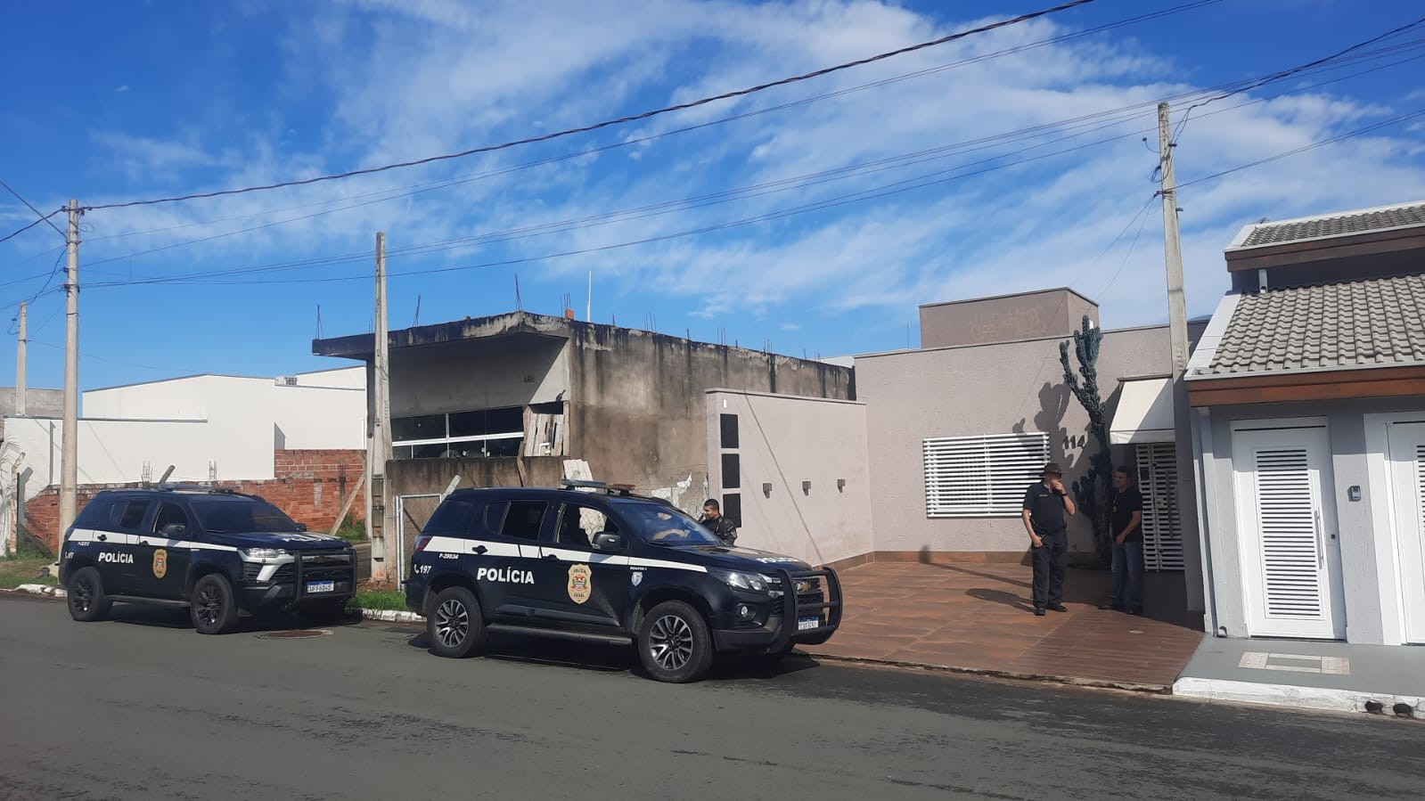 Polícia cumpre mandados em operação contra fraudes em contratos públicos de saúde e lavagem de dinheiro no interior de SP