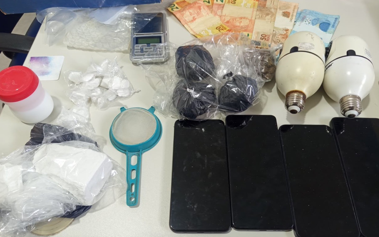 Três pessoas são presas suspeitas de tráfico de drogas, receptação e adulteração durante operação na BA 
