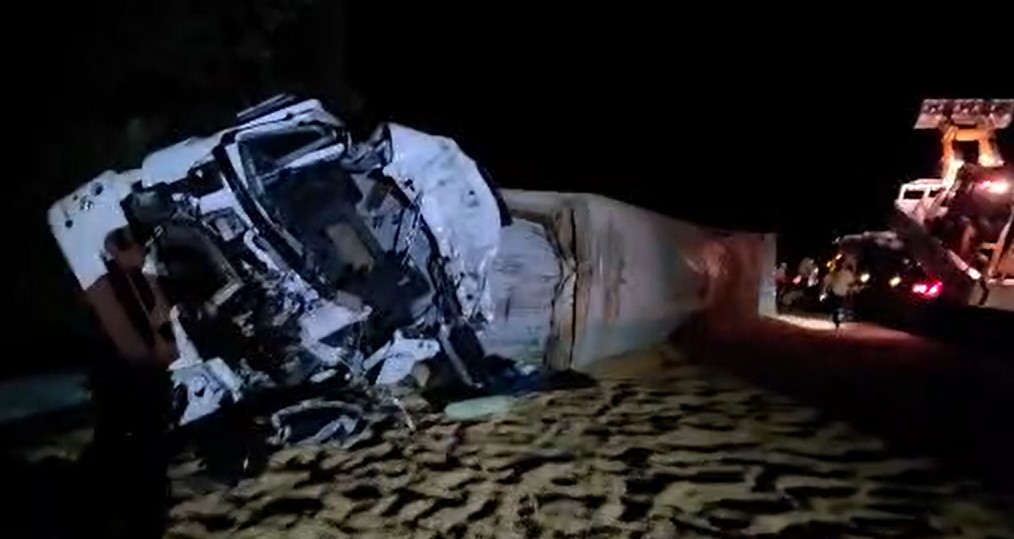 Acidente entre dois caminhões deixa um morto e bloqueia a BR-277, no litoral do PR