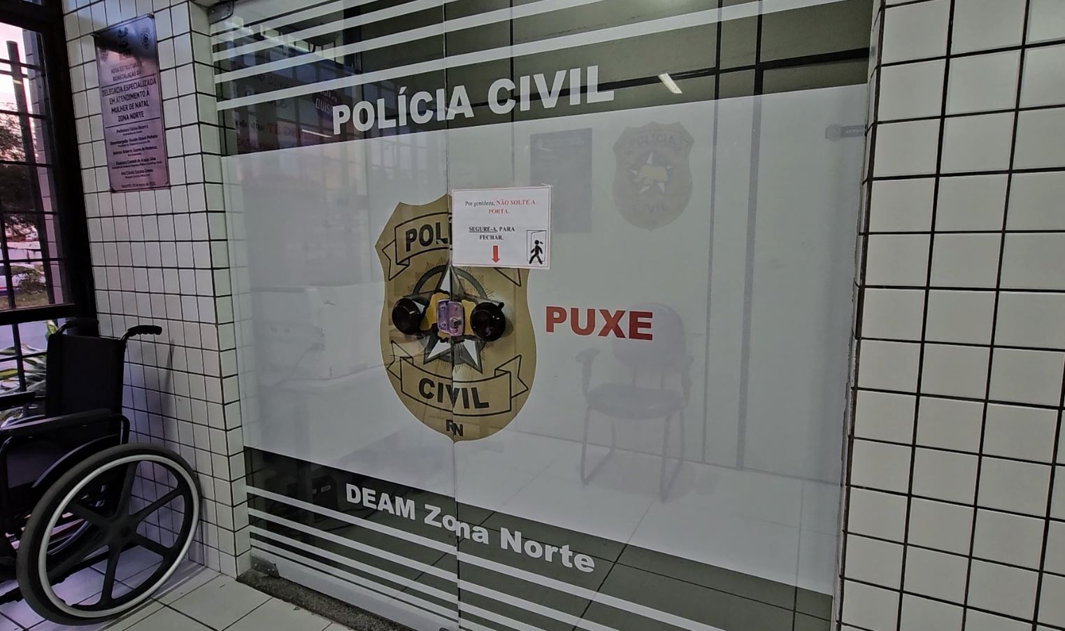 Homem é preso suspeito de cárcere privado e agressões após companheira pedir ajuda a vizinhos com bilhetes