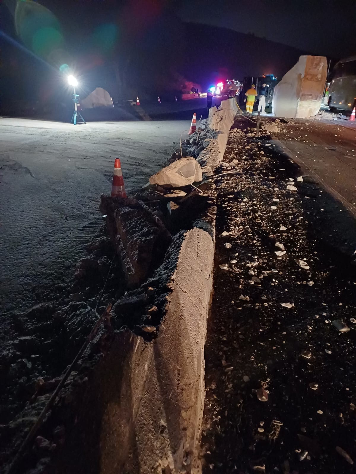 Carreta com bloco de pedra tomba e deixa motorista ferido na Via Dutra, em Resende