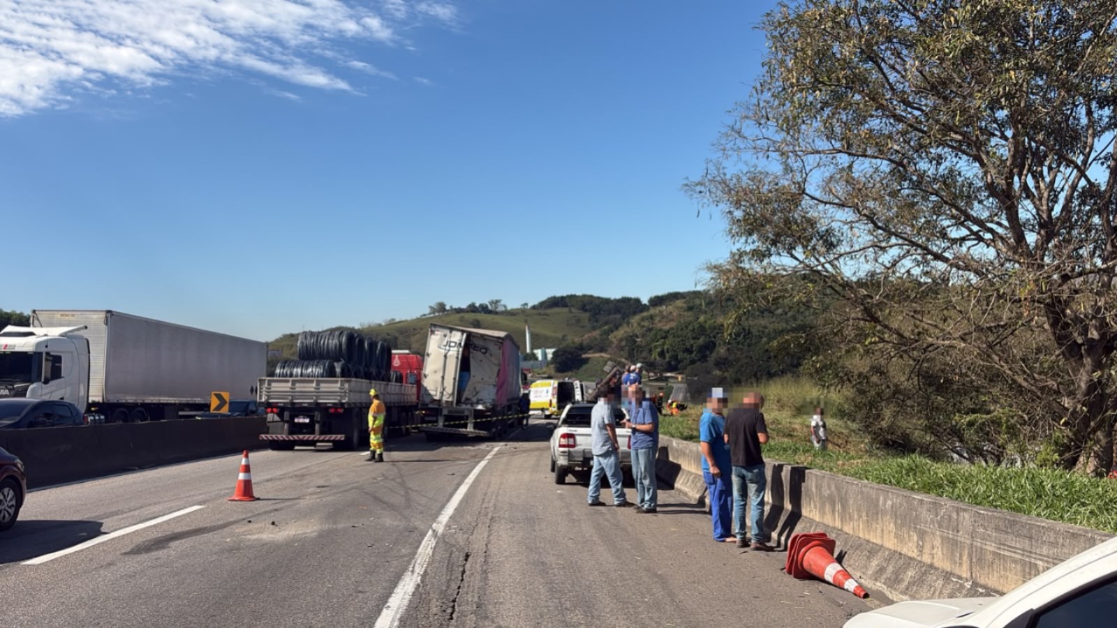 Acidente entre caminhão e carro deixa feridos na Via Dutra, em Barra Mansa