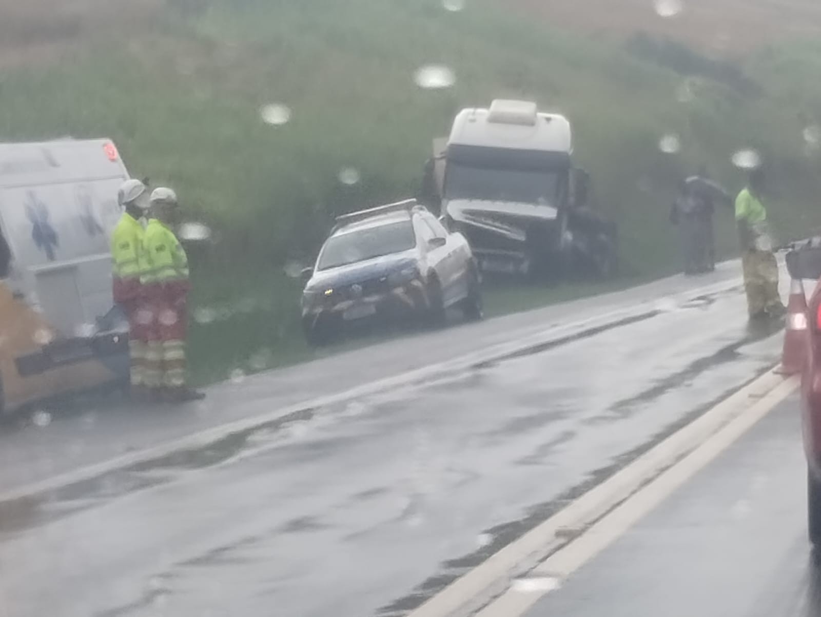 Acidente entre um carro e dois caminhões deixa um morto e três feridos na BR-393, em Vassouras