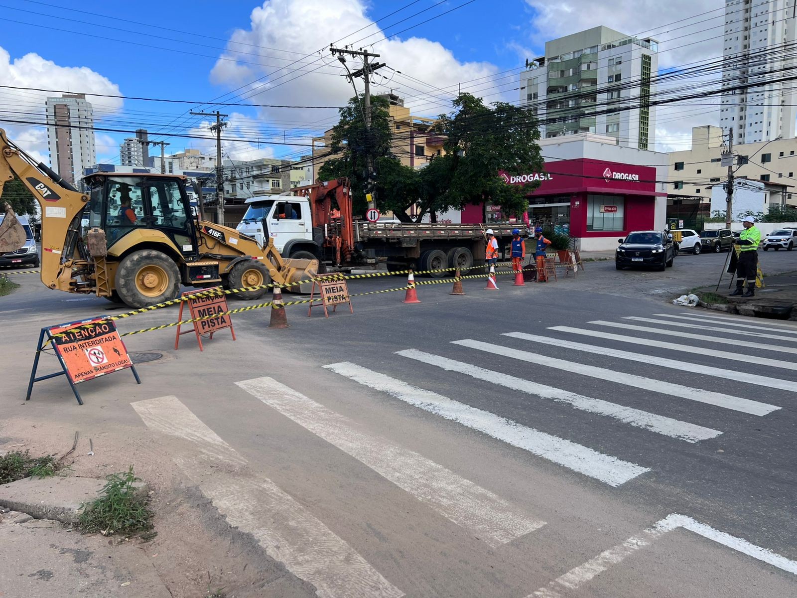 Trecho da rua Israel Pinheiro, em Governador Valadares, é interditado