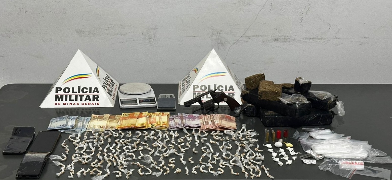Operação da PM em Papagaios termina com morte de foragido, prisão e apreensão de drogas