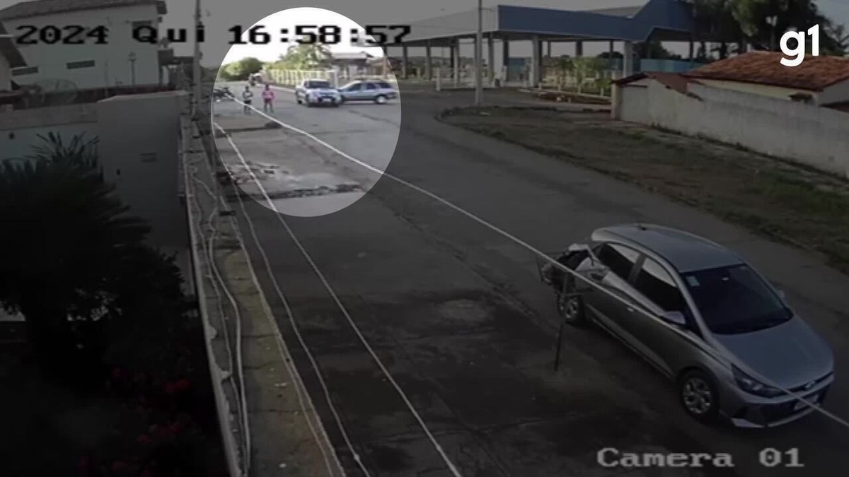 Câmera de segurança flagra pedestre sendo atingida por caminhonete enquanto andava em rua
