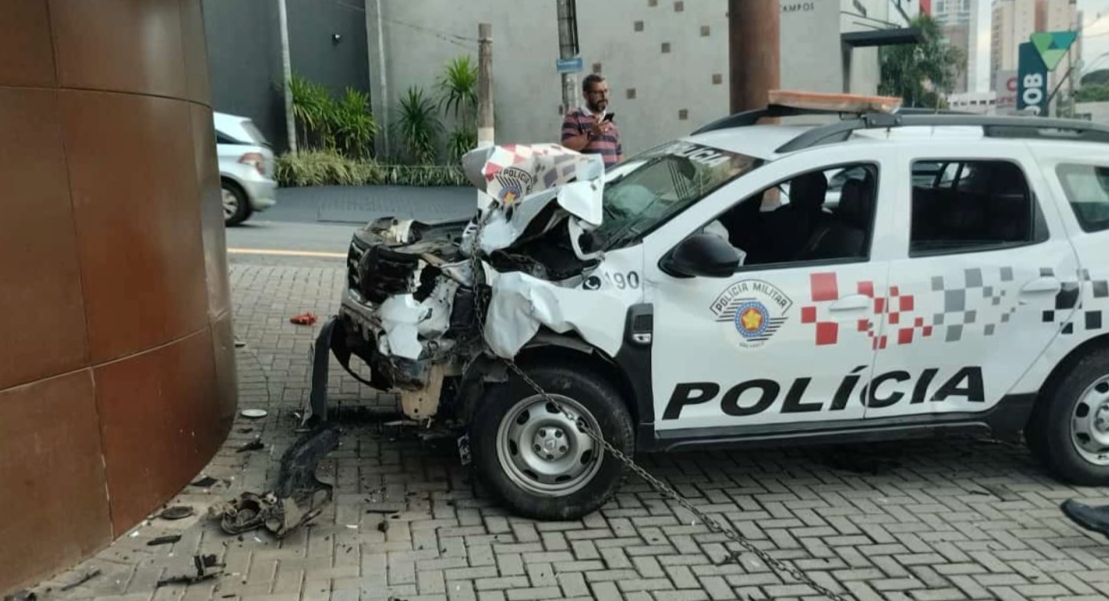 Carro avança sinal vermelho, atinge viatura da PM e deixa quatro feridos em Campinas