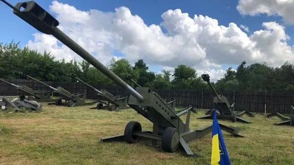 Os obuseiros M777 falsos são particularmente populares entre as tropas ucranianas — Foto: Apate via BBC