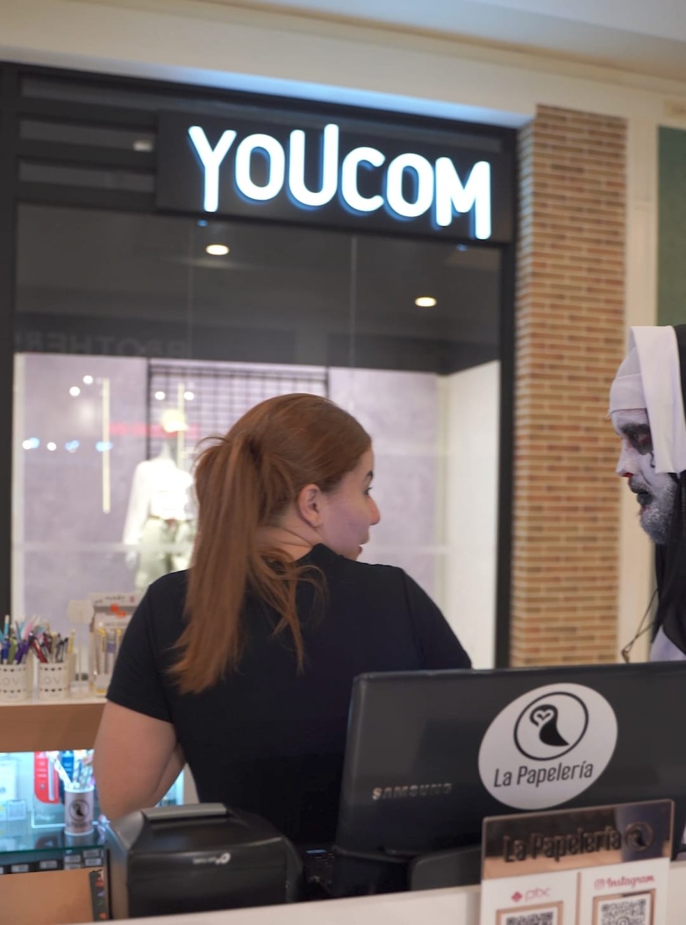 Depois de assustar as pessoas no cinema, 'Valak' deu um passeio no shopping e assustou os funcionários e clientes — Foto: Reprodução