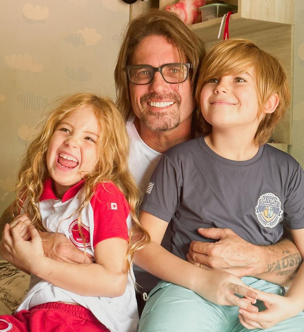 Hudson com os filhos Davi e Helena — Foto: Reprodução/Instagram