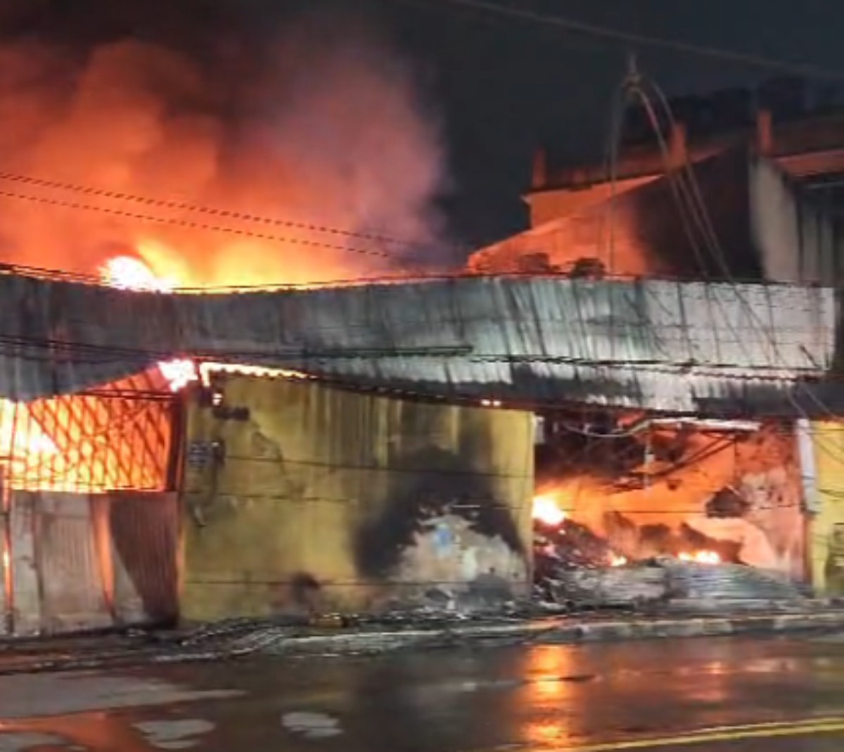 VÍDEO: Incêndio de grandes proporções atinge loja de pneus em Volta Redonda