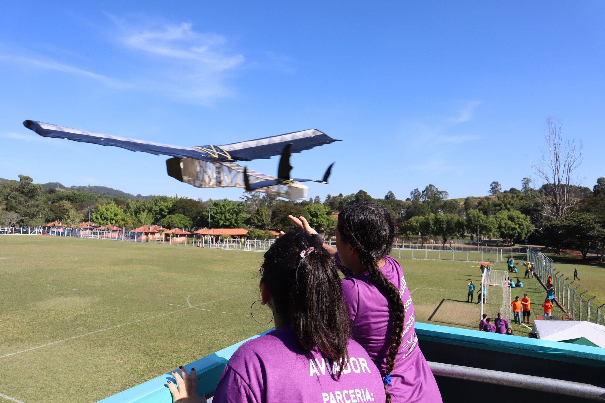 Estudantes de escolas públicas disputam campeonato de miniplanadores da Embraer em São José dos Campos, SP