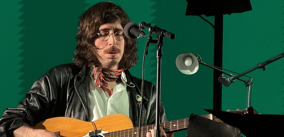 Tim Bernardes se aproxima do fim da turnê do show 'Mil coisas invisíveis', em cena desde agosto de 2022 — Foto: Rodrigo Goffredo