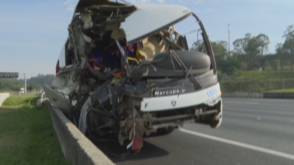 Acidente entre ônibus e caminhão na Rodovia Bandeirantes — Foto: Reprodução/TV Globo
