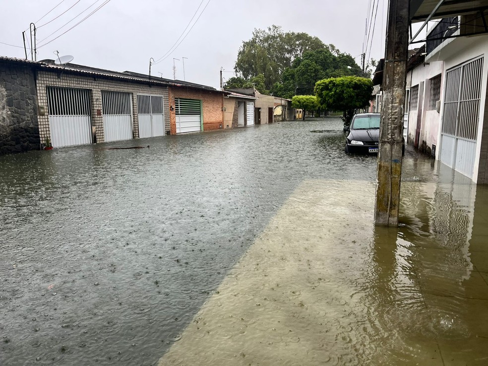 Rua alagada após chuva e transbordamento de lagoa de captação em Natal — Foto: Vinícius Marinho/Inter TV Cabugi