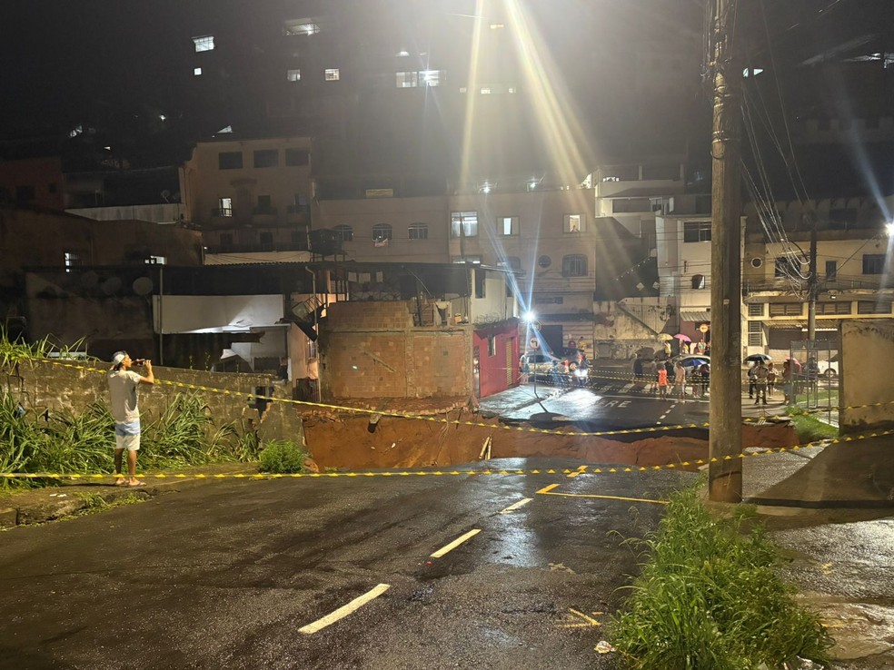 Cratera se abriu e derrubou a parede de uma casa na Rua Francisco Faria, em Juiz de Fora — Foto: Marcus Pena/TV Integração