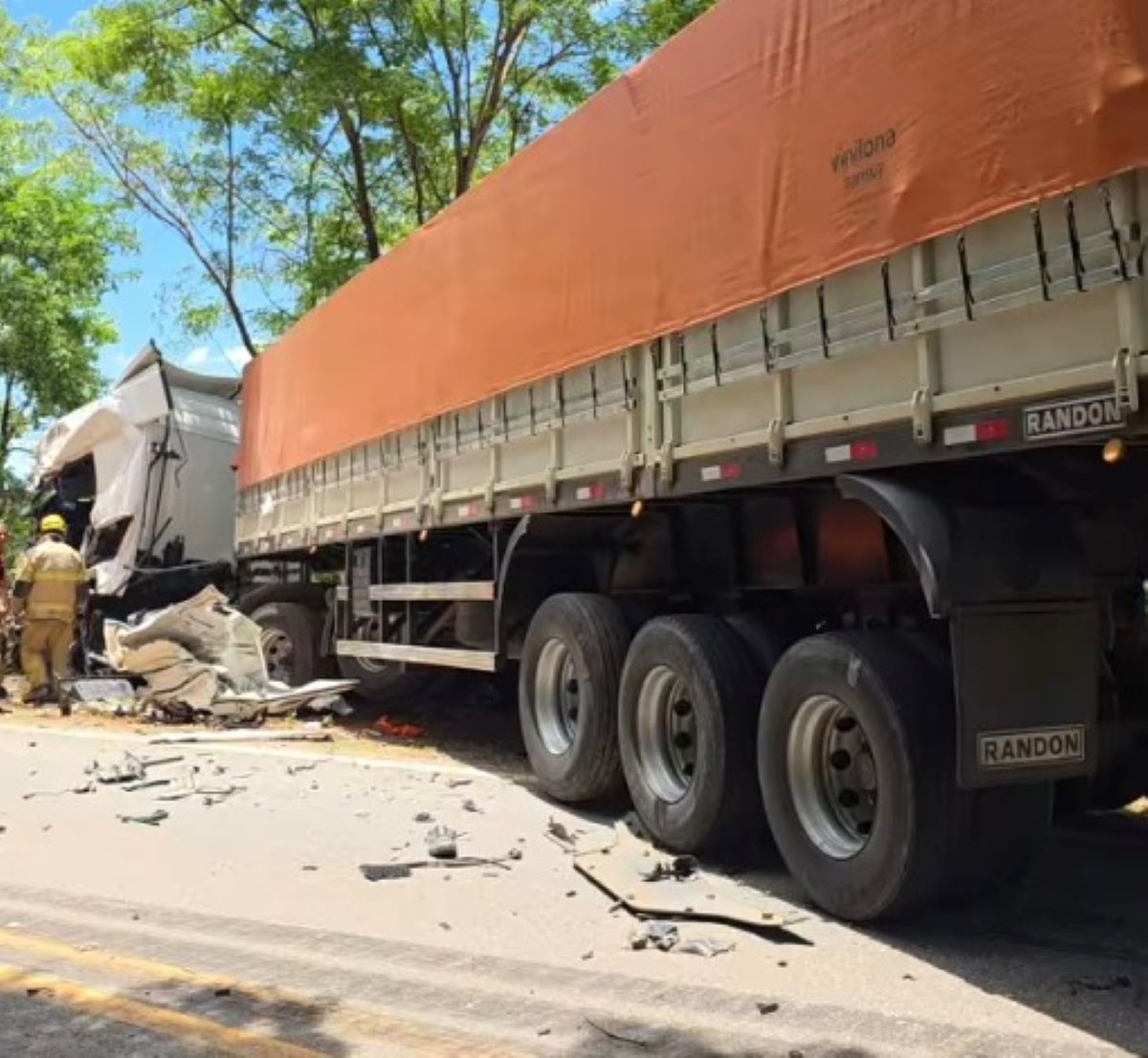 Manobra para evitar batida com moto provoca acidente entre carretas e deixa um morto na BR-352 em MG