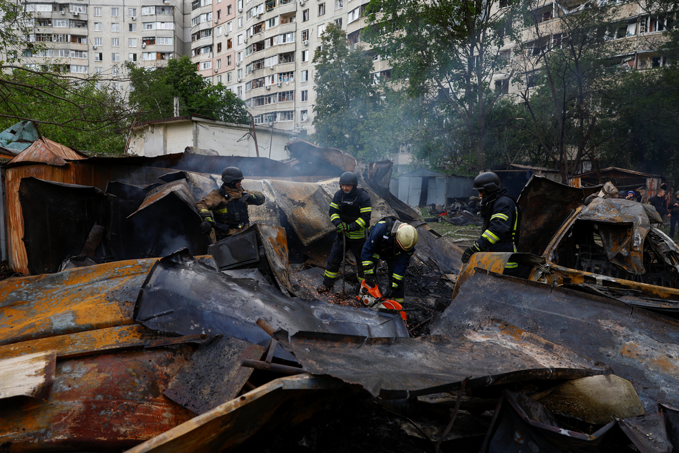 Bombeiros contém chamas em local que foi alvo de ataque aéreo russo em Kharkiv, na Ucrânia — Foto: Valentyn Ogirenko/Reuters