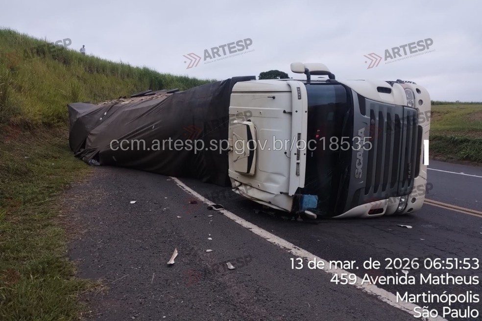 Carreta tombou e interditou alça de acesso da SP-425 em Martinópolis — Foto: Artesp/Reprodução