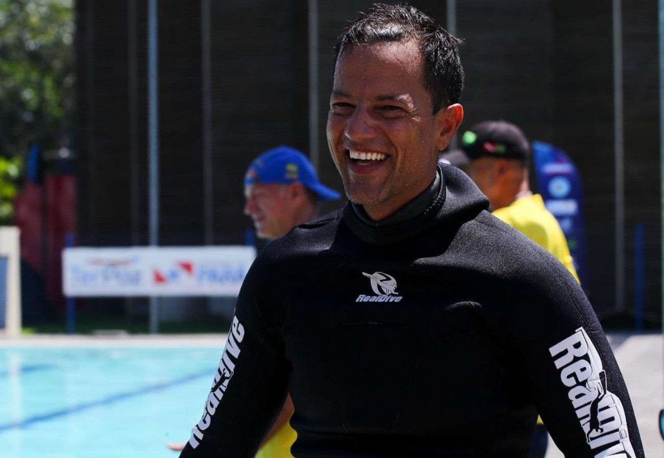 Atleta de Fernando de Noronha vence campeonato brasileiro de apneia; mergulhador ficou mais de 6 minutos sem respirar