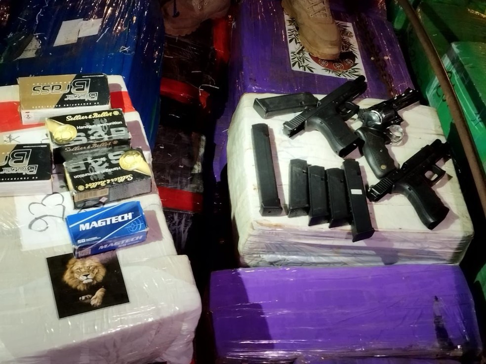 Armas encontradas em meio a carga de droga. — Foto: Polícia Rodoviária Federal