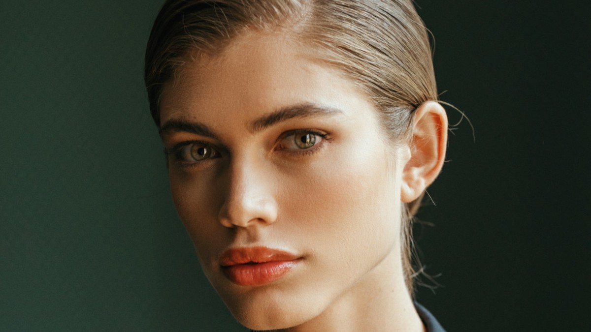 Primeira modelo trans a desfilar no Victoria's Secret comemora destaque
