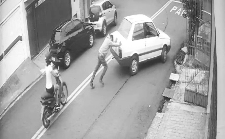 VÍDEO: criminosos furtam Fiat Prêmio de 40 anos e são presos ao pararem carro para mexer no motor