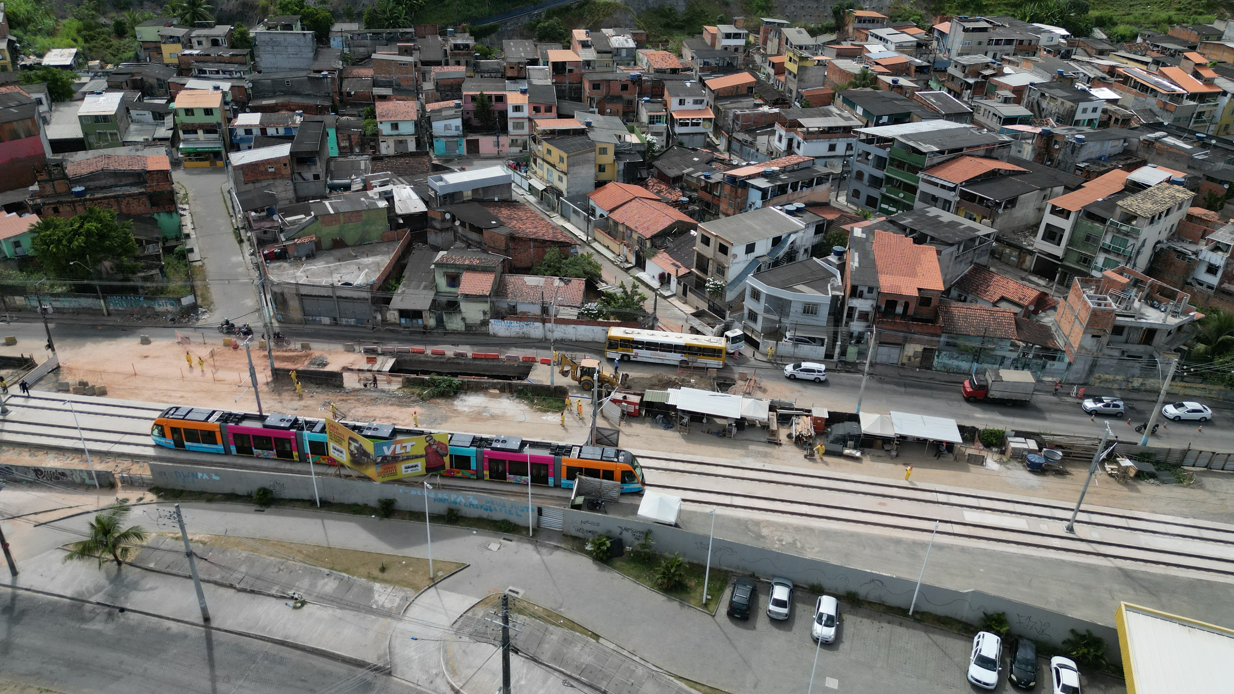 VLT inicia embarque e desembarque de passageiros entre Calçada e São Joaquim, em Salvador