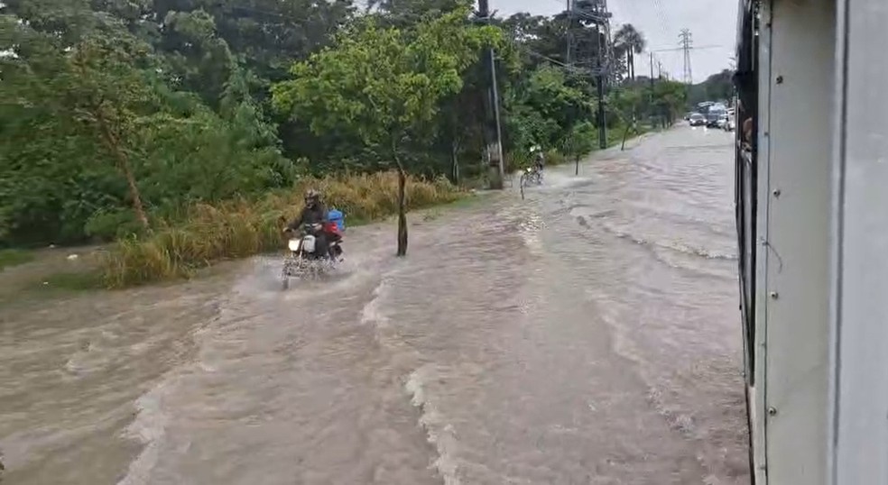 Forte chuva alaga avenida em Manaus. — Foto: Reprodução