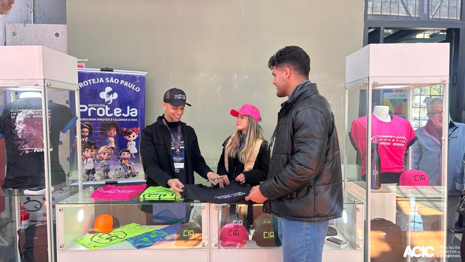 Stand do CIW une estilo e conscientização em parceria com o Instituto Proteja