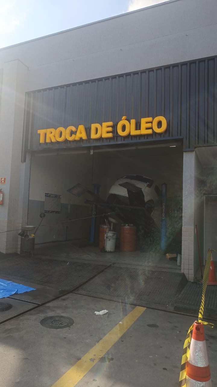 Frentista morre atingido por queda de veículo durante troca de óleo em Itaquaquecetuba