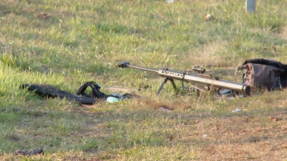 Armas usadas por criminosos em troca de tiros com a PM entre Cajuru e Altinópolis, SP — Foto: Cacá Trovó/EPTV