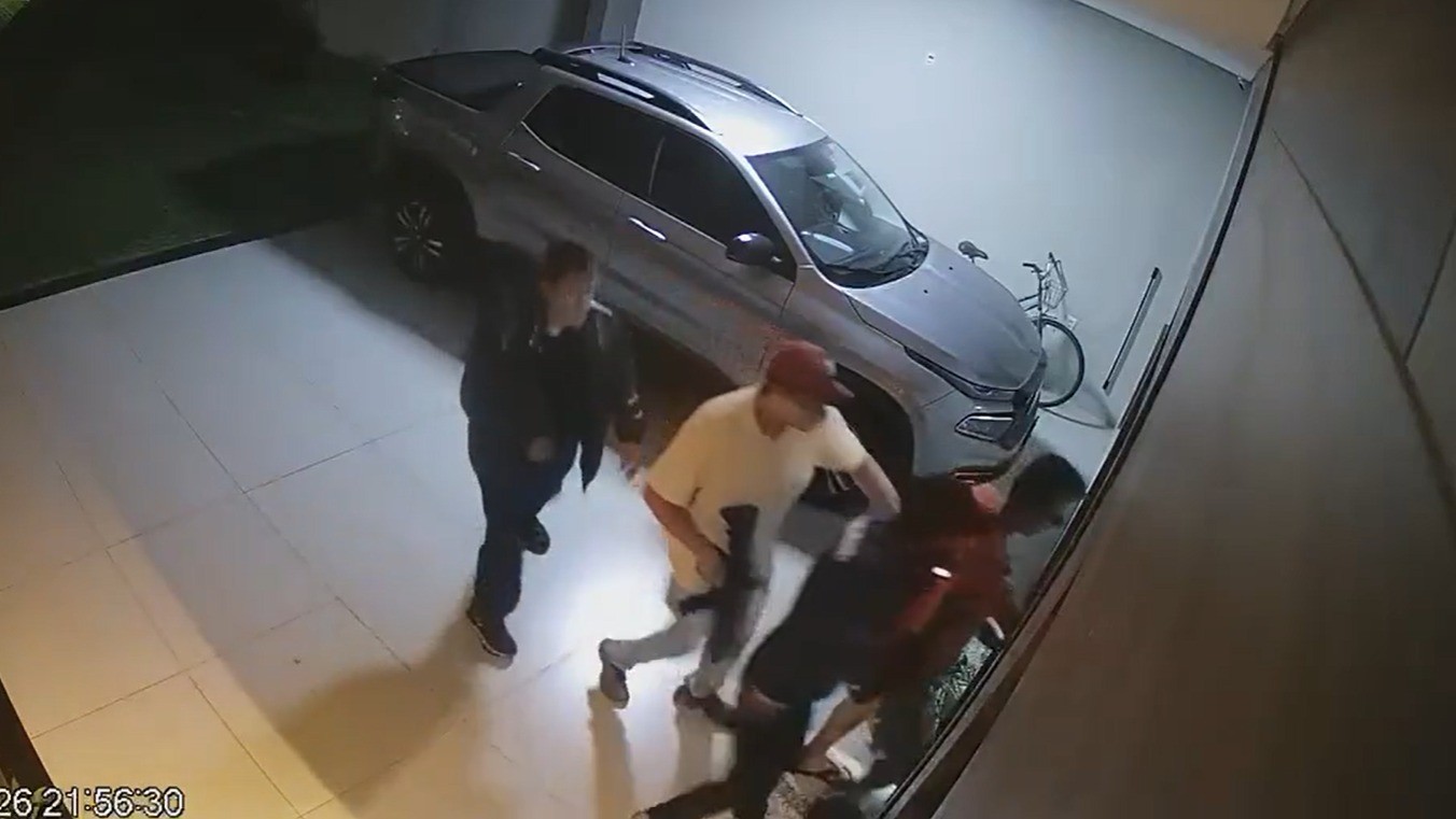 Dupla é presa por assalto e sequestro após invasão em casa de Rondonópolis (MT) 