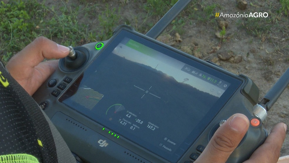 Drones agrícolas são usados para pulverização de plantas e  dispersão de sementes de pastagem para gado. — Foto: Oséias Martins/Amazônia Agro/Reprodução