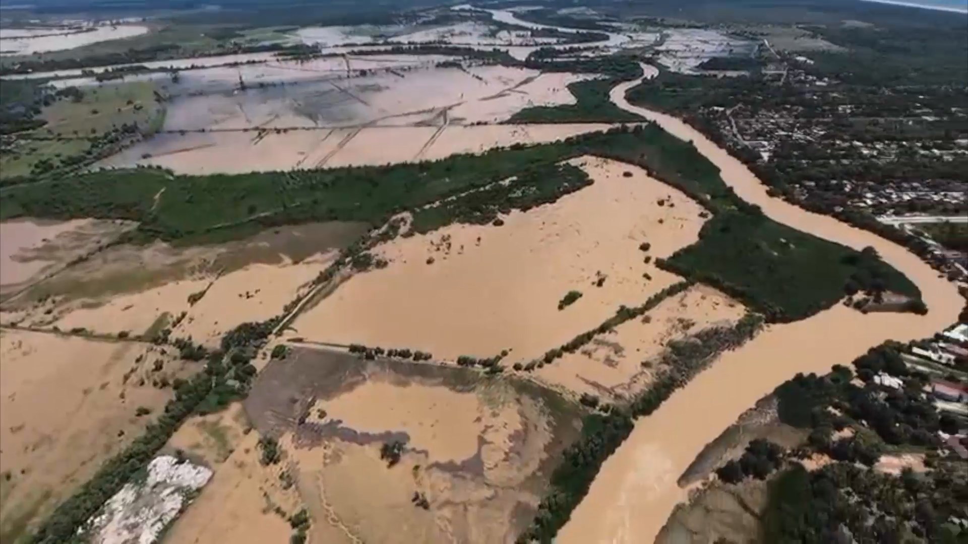 Chuva faz Rio Cricaré transbordar e famílias desalojadas vão para hotel em São Mateus, ES